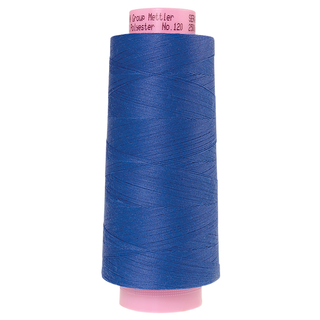 Amann Mettler Seracor in der Farbe Cobalt Blue auf der 2500m Kone. Seracor ist der Allesnäher unter den Overlock-Garnen!