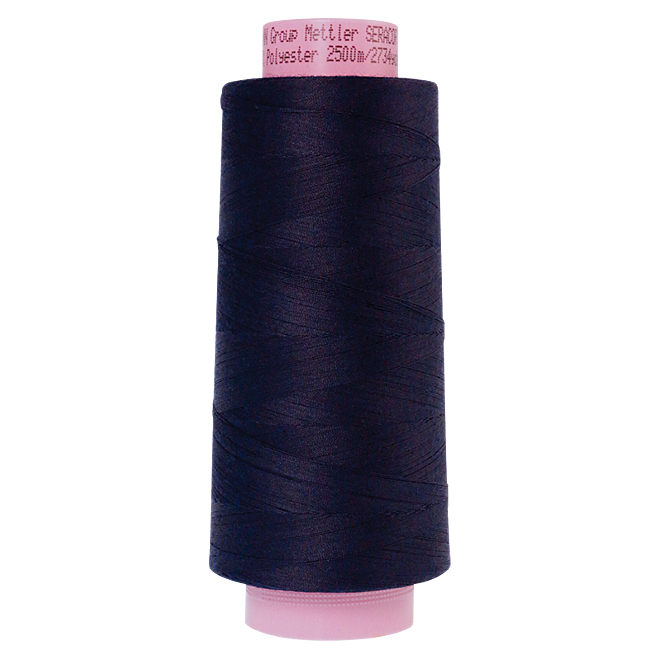 Amann Mettler Seracor in der Farbe Navy auf der 2500m Kone. Seracor ist der Allesnäher unter den Overlock-Garnen!