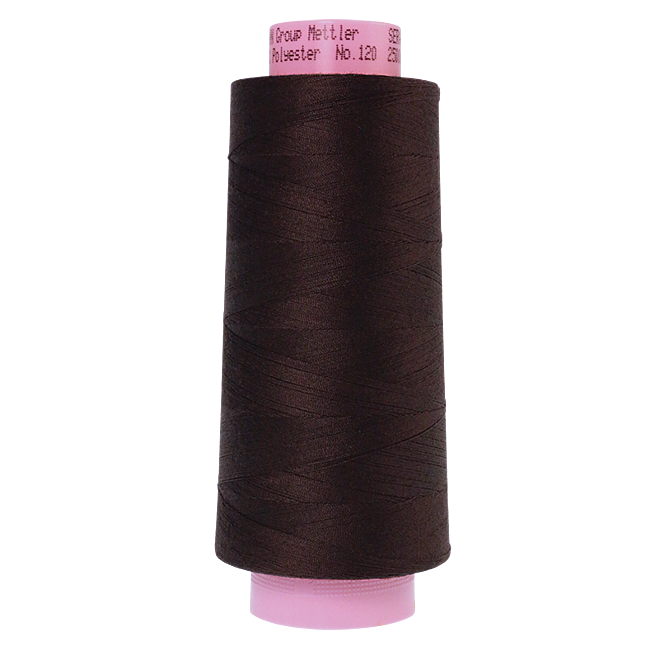 Amann Mettler Seracor in der Farbe Very Dark Brown auf der 2500m Kone. Seracor ist der Allesnäher unter den Overlock-Garnen!