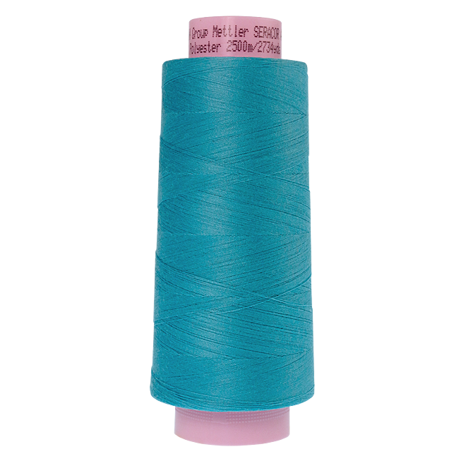 Amann Mettler Seracor in der Farbe Danish Teal auf der 2500m Kone. Seracor ist der Allesnäher unter den Overlock-Garnen!
