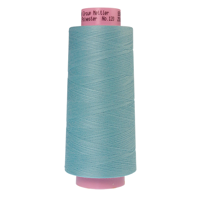 Amann Mettler Seracor in der Farbe Island Green auf der 2500m Kone. Seracor ist der Allesnäher unter den Overlock-Garnen!