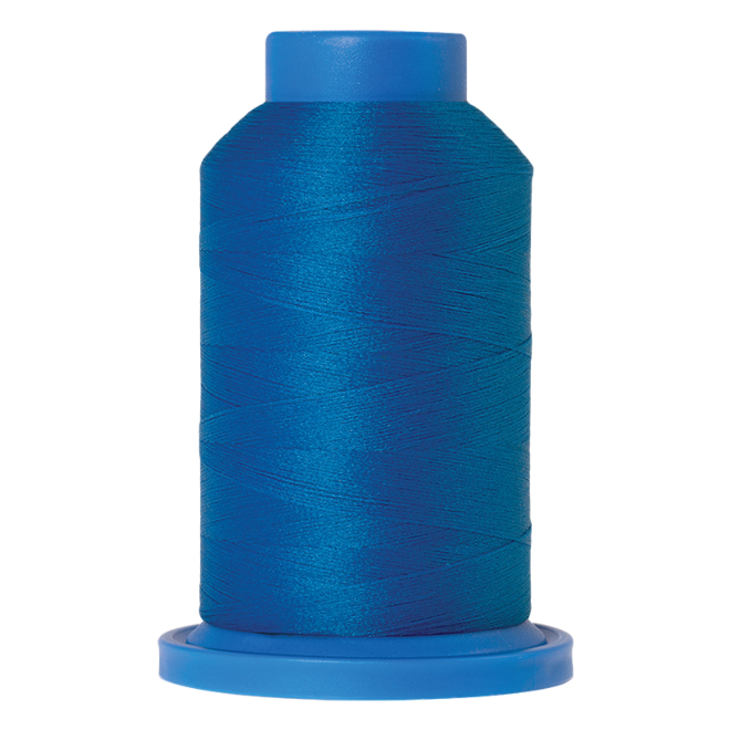 Amann Mettler Seraflock in der Farbe Brilliant Blue auf der 1000m Kone. Seraflock ist ein Bauschgarn, besonders geeignet für Dessous, Schwimm- und Sportbekleidung.