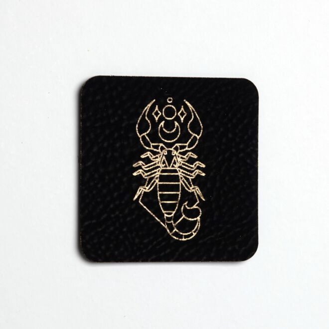 Kunstlederlabel Sternzeichen Skorpion (schwarz/gold)