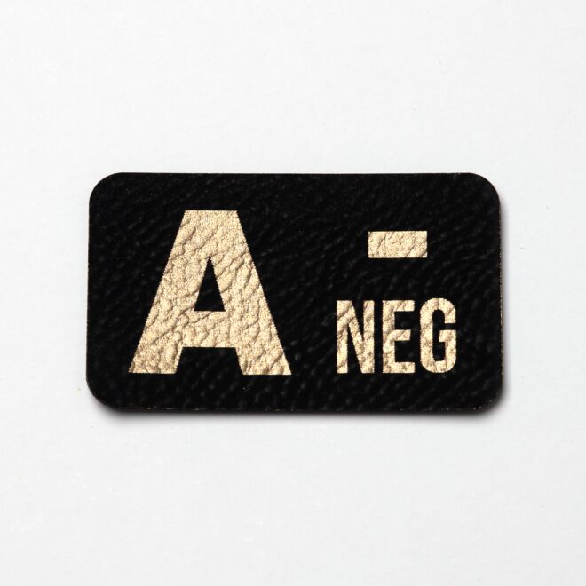 Kunstlederlabel "Blutgruppe A-" (schwarz/gold)