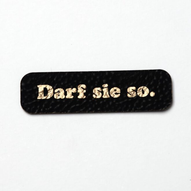 Kunstlederlabel Darf sie so. (schwarz/gold)