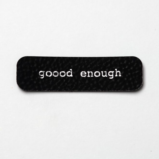 Kunstlederlabel good enough (schwarz/silber)