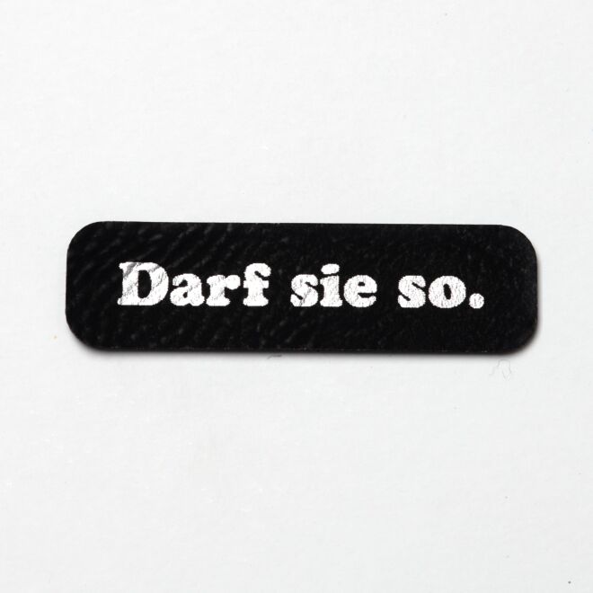 Kunstlederlabel Darf sie so. (schwarz/silber)