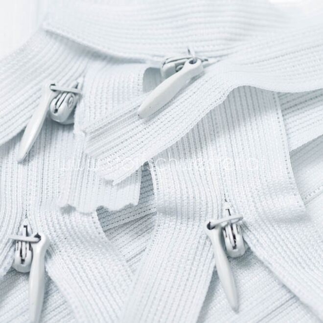 18cm Nahtverdeckter Reißverschluss hellgrau